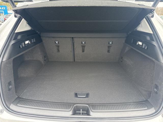 Photo of 2025 White Frost Tricoat Buick Envision