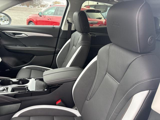 Photo of 2025 White Frost Tricoat Buick Envision