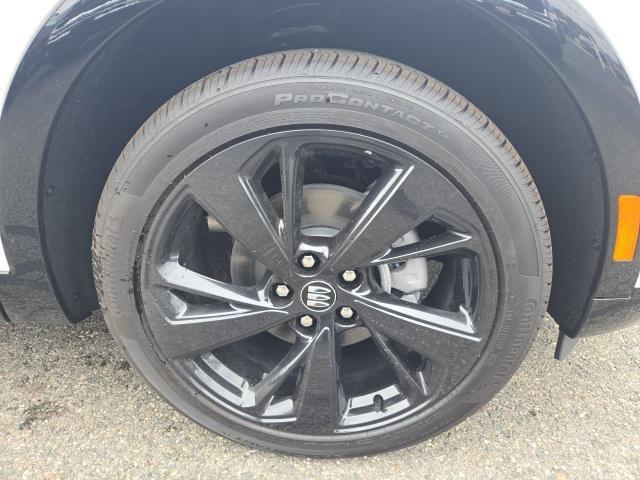 Photo of 2025 White Frost Tricoat Buick Envision
