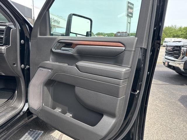 Photo of 2024 Onyx Black GMC Sierra 2500