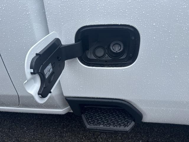 Photo of 2025 Summit White GMC Sierra 2500