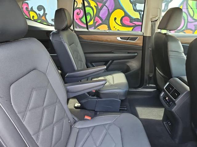 Photo of 2024 Pure White Volkswagen Atlas