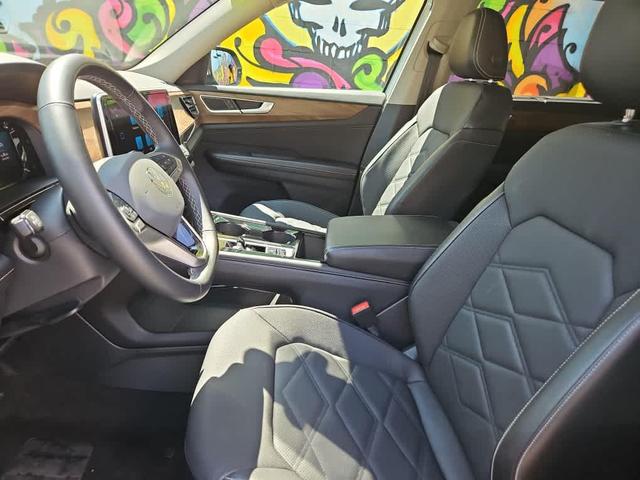 Photo of 2024 Pure White Volkswagen Atlas