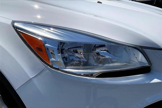Photo of 2015 Oxford White Ford Escape