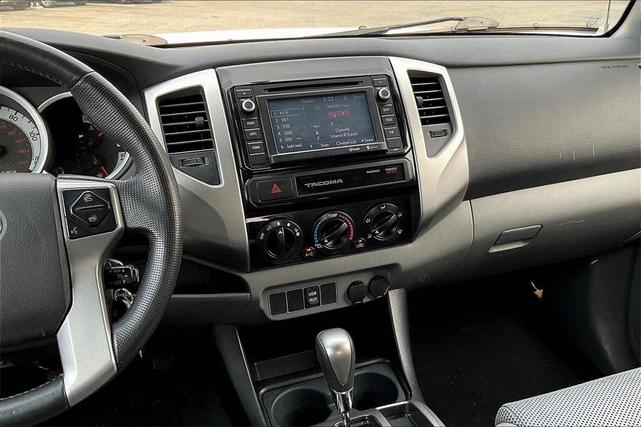 Photo of 2015 Super White Toyota Tacoma