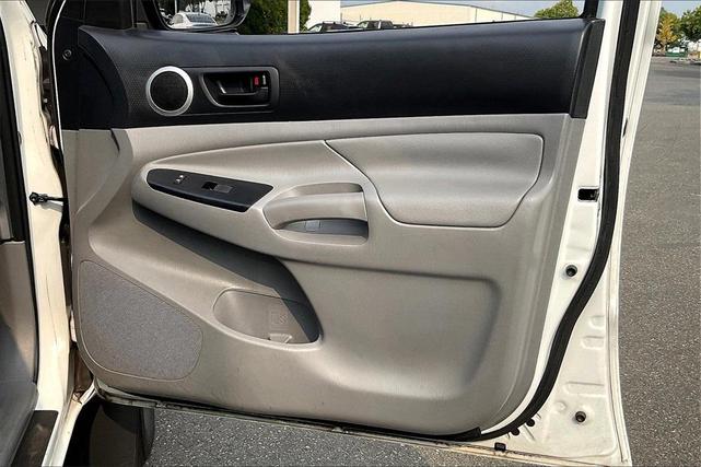 Photo of 2015 Super White Toyota Tacoma