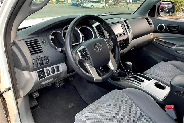 Photo of 2015 Super White Toyota Tacoma