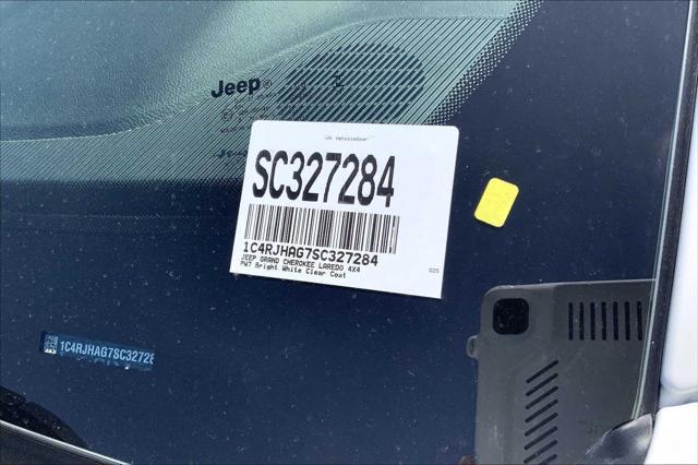 Photo of 2025 Bright White Clearcoat Jeep Grand Cherokee
