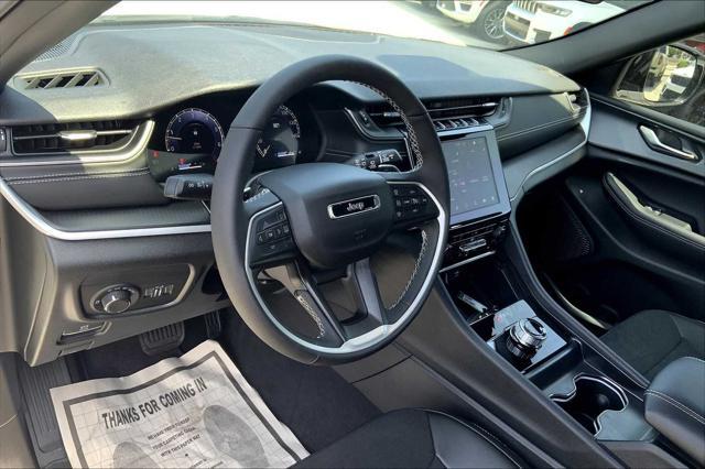 Photo of 2025 Bright White Clearcoat Jeep Grand Cherokee