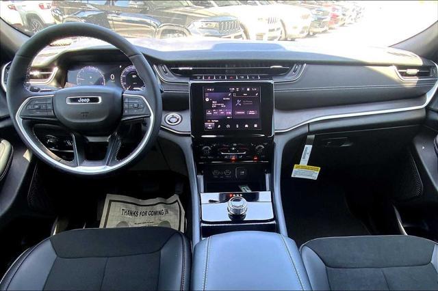 Photo of 2025 Bright White Clearcoat Jeep Grand Cherokee