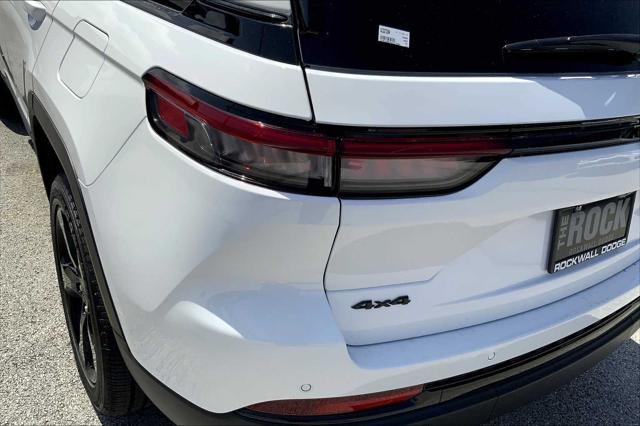 Photo of 2025 Bright White Clearcoat Jeep Grand Cherokee