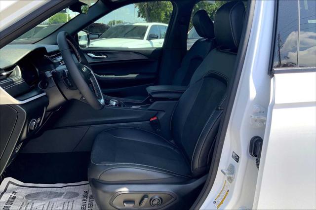 Photo of 2025 Bright White Clearcoat Jeep Grand Cherokee