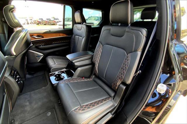 Photo of 2021 Diamond Black Crystal Pearlcoat Jeep Grand Cherokee L
