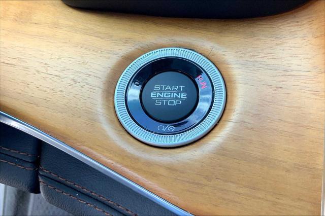 Photo of 2021 Diamond Black Crystal Pearlcoat Jeep Grand Cherokee L