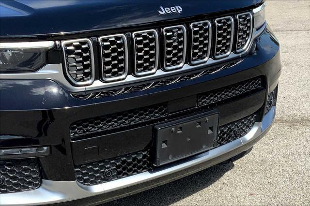 Photo of 2021 Diamond Black Crystal Pearlcoat Jeep Grand Cherokee L