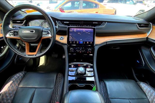Photo of 2021 Diamond Black Crystal Pearlcoat Jeep Grand Cherokee L