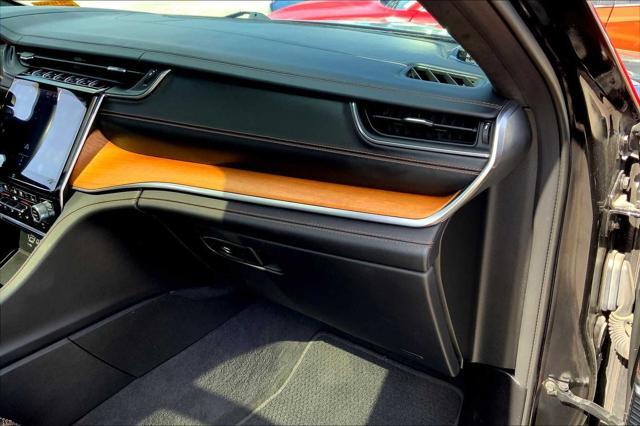 Photo of 2021 Diamond Black Crystal Pearlcoat Jeep Grand Cherokee L