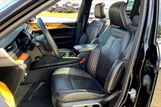 Photo of 2021 Diamond Black Crystal Pearlcoat Jeep Grand Cherokee L