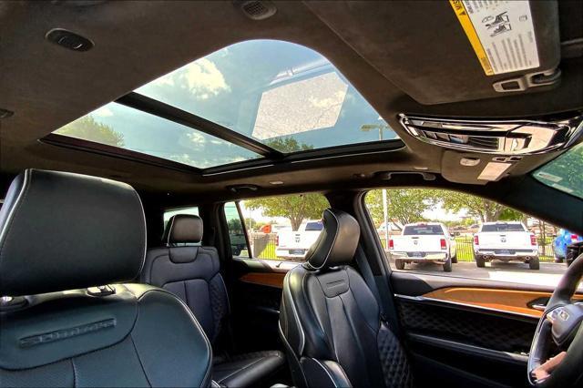 Photo of 2021 Diamond Black Crystal Pearlcoat Jeep Grand Cherokee L