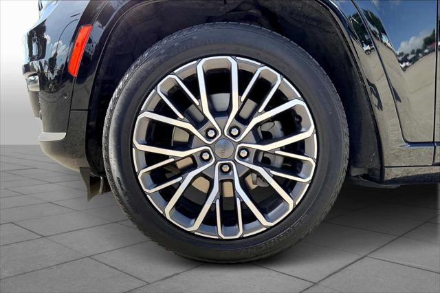 Photo of 2021 Diamond Black Crystal Pearlcoat Jeep Grand Cherokee L