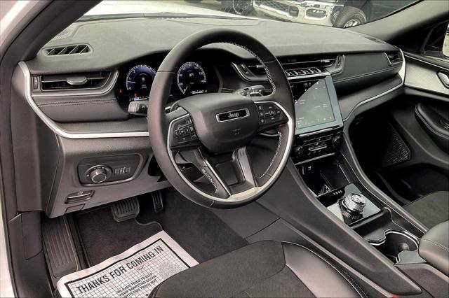 Photo of 2025 Bright White Clearcoat Jeep Grand Cherokee