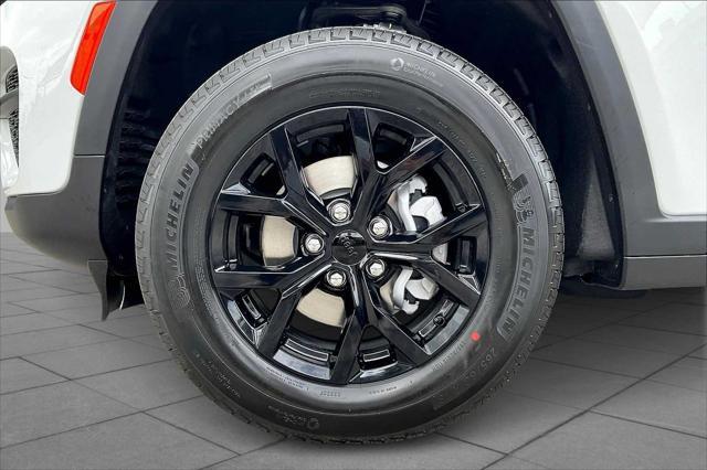 Photo of 2025 Bright White Clearcoat Jeep Grand Cherokee