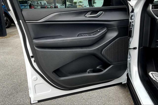 Photo of 2025 Bright White Clearcoat Jeep Grand Cherokee