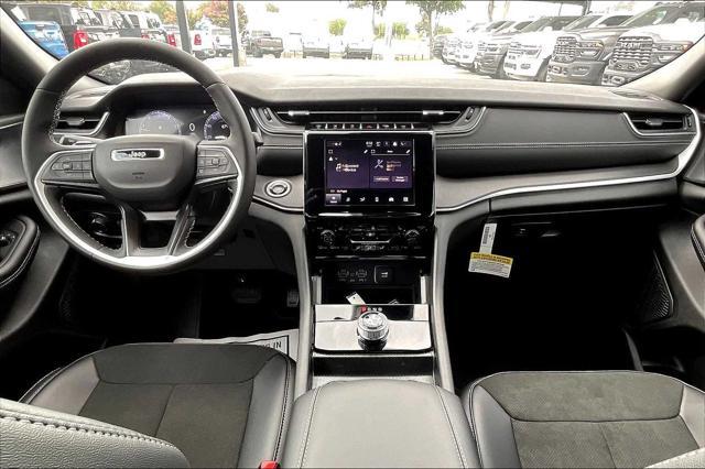 Photo of 2025 Bright White Clearcoat Jeep Grand Cherokee
