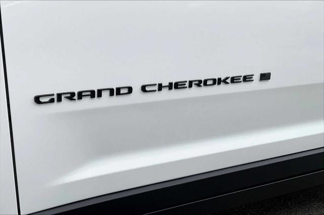 Photo of 2025 Bright White Clearcoat Jeep Grand Cherokee
