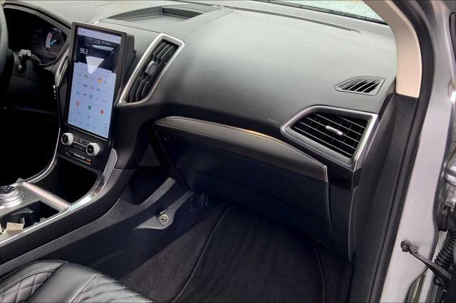 Photo of 2024 Iconic Silver Metallic Ford Edge