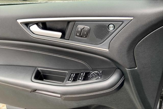 Photo of 2024 Iconic Silver Metallic Ford Edge