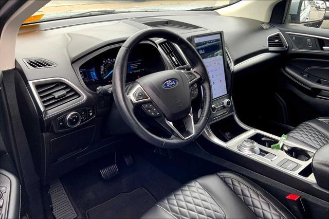 Photo of 2024 Iconic Silver Metallic Ford Edge