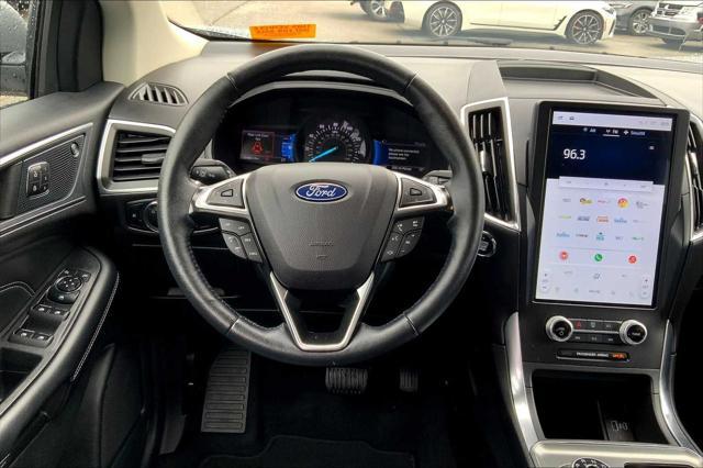 Photo of 2024 Iconic Silver Metallic Ford Edge