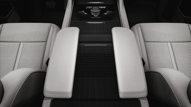 Photo of 2025 Diamond Black Crystal Pearlcoat Jeep Wagoneer