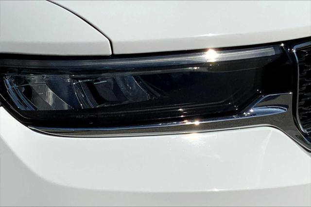 Photo of 2024 Bright White Clearcoat Jeep Grand Cherokee