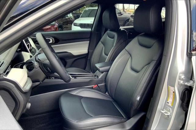 Photo of 2025 Silver Zynith Metallic Clearcoat Jeep Compass