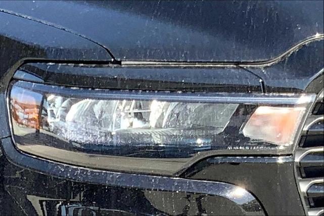 Photo of 2025 Diamond Black Crystal Pearlcoat RAM 1500