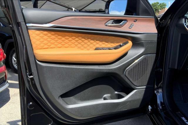 Photo of 2025 Diamond Black Crystal Pearlcoat Jeep Grand Cherokee L