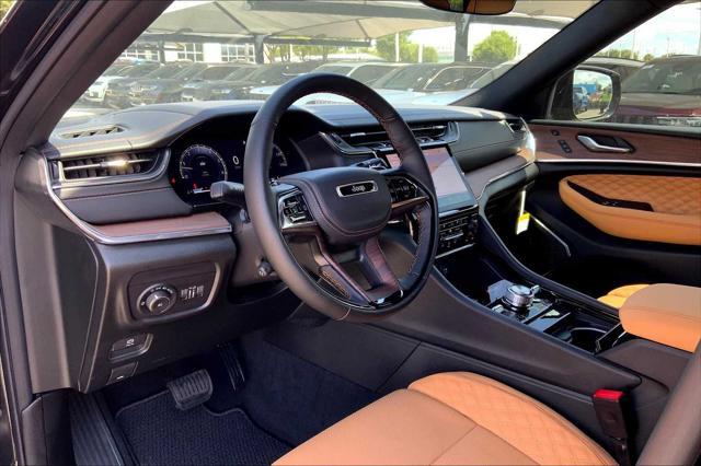 Photo of 2025 Diamond Black Crystal Pearlcoat Jeep Grand Cherokee L