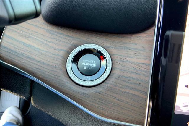 Photo of 2025 Diamond Black Crystal Pearlcoat Jeep Grand Cherokee L