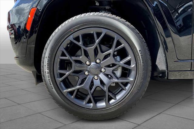 Photo of 2025 Diamond Black Crystal Pearlcoat Jeep Grand Cherokee L