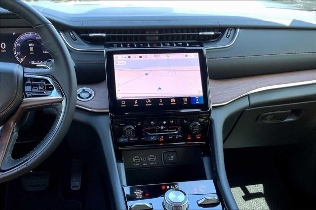 Photo of 2025 Diamond Black Crystal Pearlcoat Jeep Grand Cherokee L