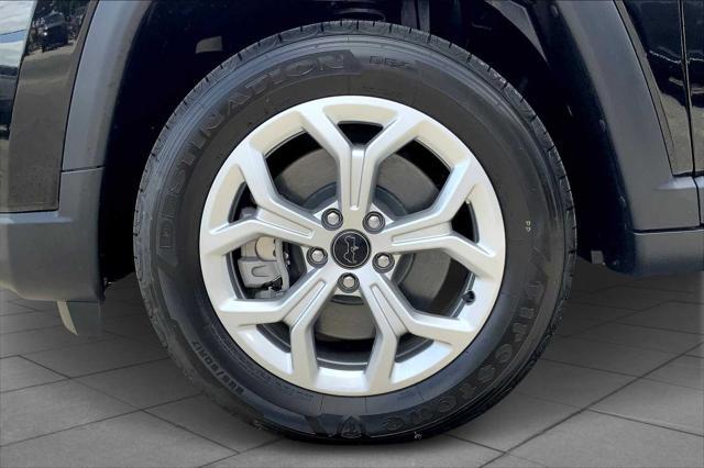 Photo of 2025 Diamond Black Crystal Pearlcoat Jeep Compass