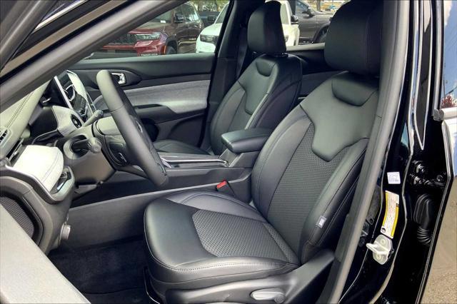 Photo of 2025 Diamond Black Crystal Pearlcoat Jeep Compass