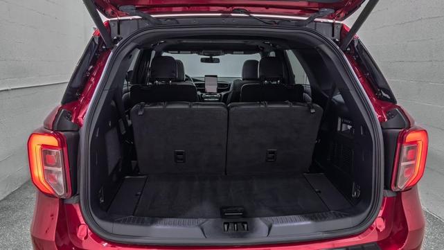 Photo of 2022 Rapid Red Metallic Tinted Clearcoat Ford Explorer