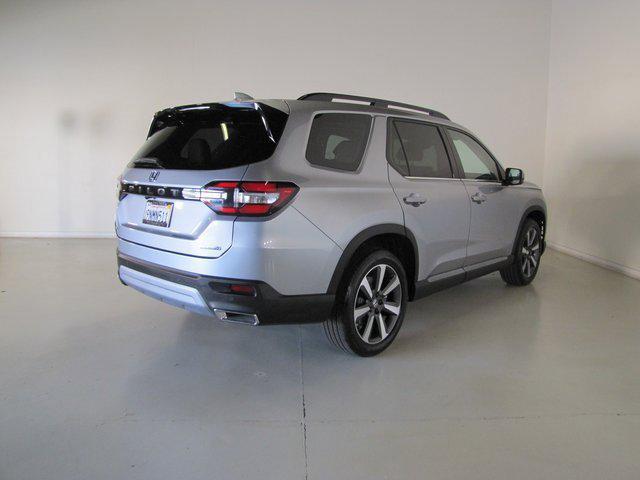 Photo of 2025 Silver Honda Pilot