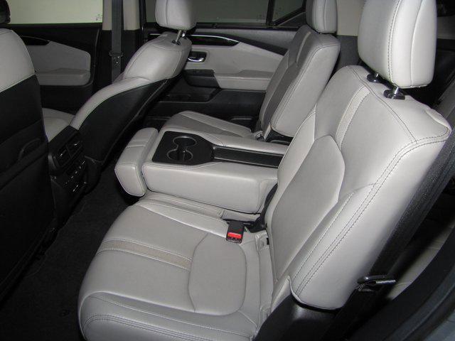 Photo of 2025 Silver Honda Pilot