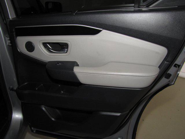 Photo of 2025 Silver Honda Pilot