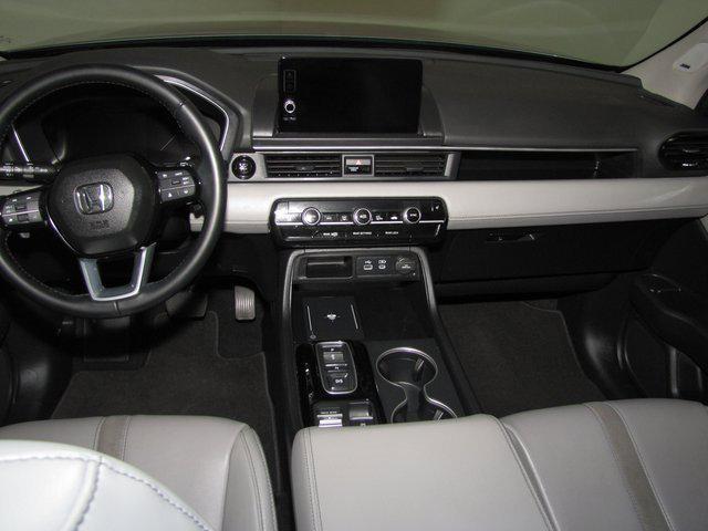 Photo of 2025 Silver Honda Pilot