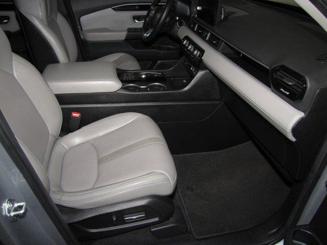 Photo of 2025 Silver Honda Pilot